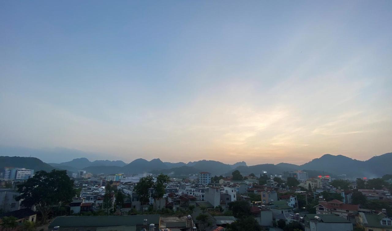 ホテル Khach San Hoa Ban Trang ソンラ エクステリア 写真